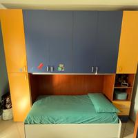 Armadio ponte + n. 2 materassi + mobile libreria