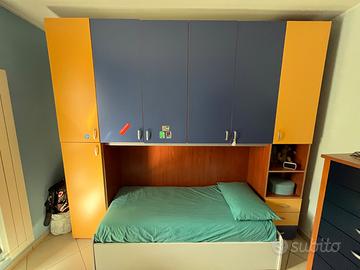 Armadio ponte + n. 2 materassi + mobile libreria