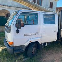 Nissan cabstar con gru