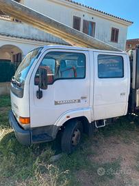Nissan cabstar con gru