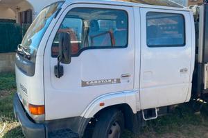 Nissan cabstar con gru