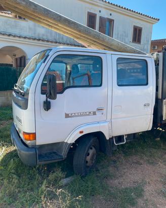 Nissan cabstar con gru