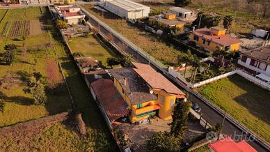 Villa bifamiliare con tavernetta, giardino e box