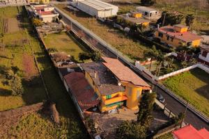 Villa bifamiliare con tavernetta, giardino e box