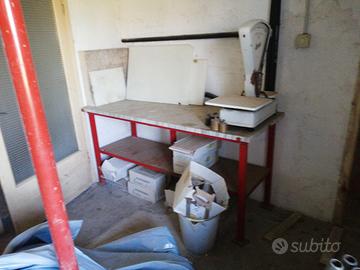 Tavolo in metallo con ripiano in marmo