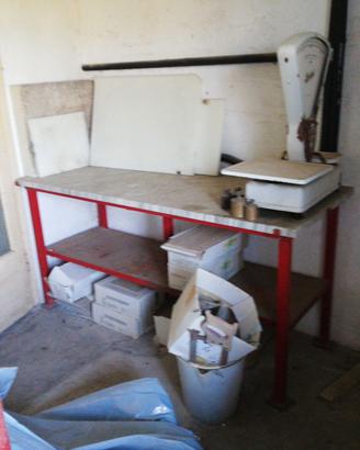 Tavolo in metallo con ripiano in marmo