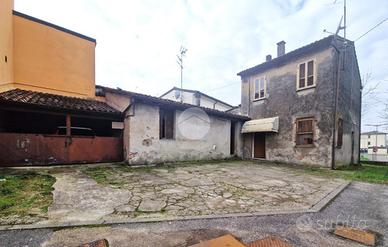 CASA SEMINDIPENDENTE A BORGO VIRGILIO