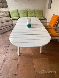 Tavolo in legno laccato da esterno allungabile