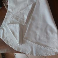 Tovaglia rotonda con 8 tovaglioli.