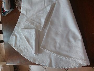 Tovaglia rotonda con 8 tovaglioli.