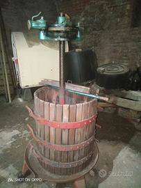 N2 botti di acciaio, un torchio per vino.