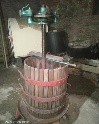 N2 botti di acciaio, un torchio per vino.