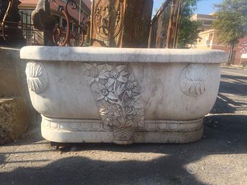 Vasca di marmo floreale