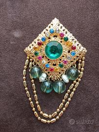 Spilla con pendenti e strass