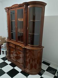 Cristalliera con credenza in stile classico