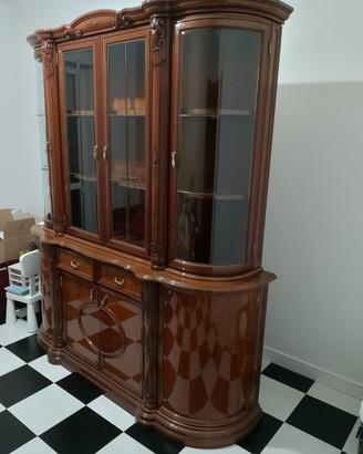 Cristalliera con credenza in stile classico