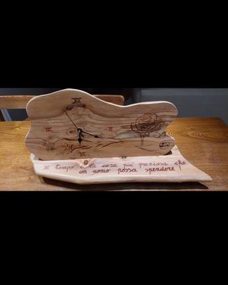 OROLOGIO DA TAVOLO IN LEGNO DI ULIVO E RESINA