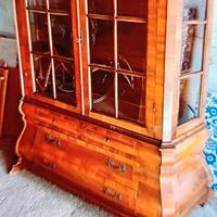 Vetrina antica a forma di panciotto