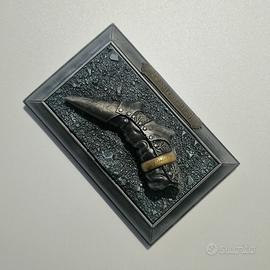 Finger with the one ring
