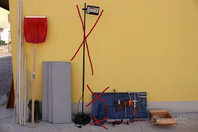 Pala da neve,  stivali in gomma e utensili vari