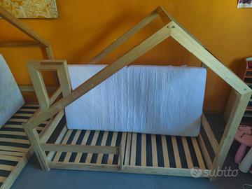 Letto montessoriano in legno a casetta