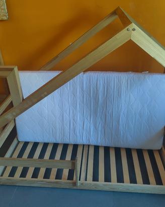 Letto montessoriano in legno a casetta