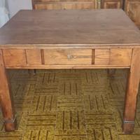 Tavolo quadrato con cassetto