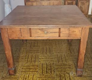 Tavolo quadrato con cassetto