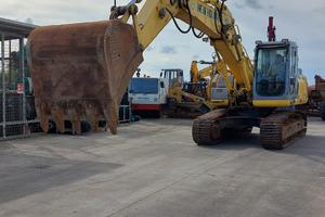 ESCAVATORE CINGOLATO NEW HOLLAND E245B