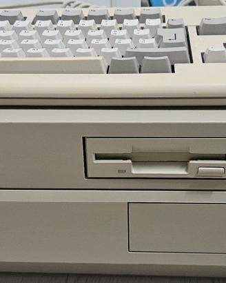 Commodore Amiga 2000 funzionante.