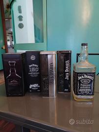  4 scatole di metallo e 3 bottiglie Jack Daniel's 