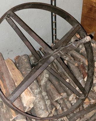 Vecchia carriola legno