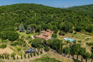 Rustico / Casale di 600 m² con 4 locali e box auto