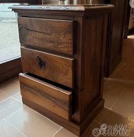 Comodino in legno massello