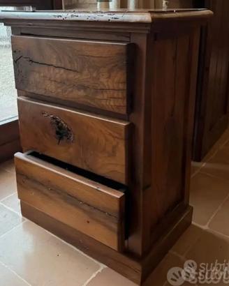 Comodino in legno massello
