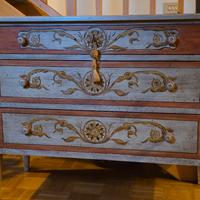 Cassettone in legno laccato e decorato