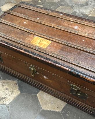 Baule in legno con maniglie in cuoio