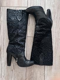 Stivali lunghi con tacco in pelle e camoscio