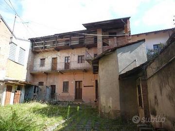 Palazzo / Stabile di 500 m² con più di 5 locali a 