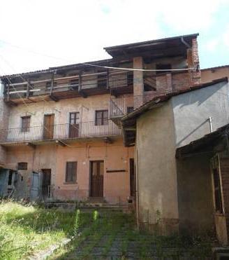 Palazzo / Stabile di 500 m² con più di 5 locali a 