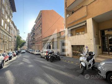 PALAZZO E AUTORIMESSA - 810 M² - VIA PETRONIO, 10