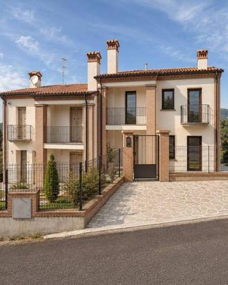 Villa di 130 m² con più di 5 locali e box auto dop