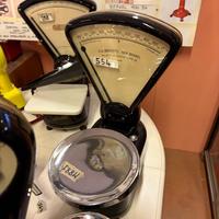 Bilancia berkel restaurata nera a un piatto