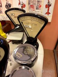 Bilancia berkel restaurata nera a un piatto