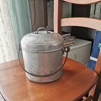 Antico contenitore per alimenti in alluminio