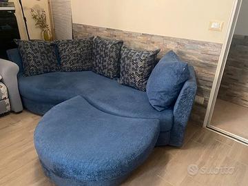 Divano tre post con pouf