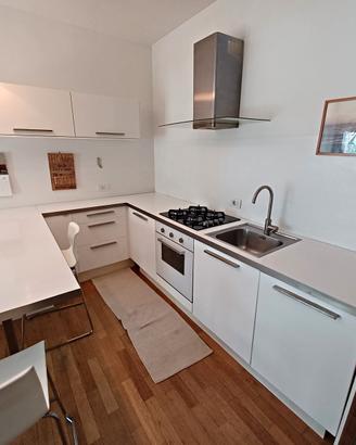 Cucina angolare completa di elettrodomestici