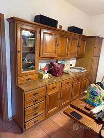 Mobile da sale e Tavolo rotondo in legno