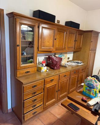 Mobile da sale e Tavolo rotondo in legno