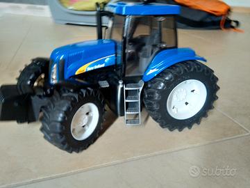 trattore  giocattolo new holan blu ( marca Bruder)